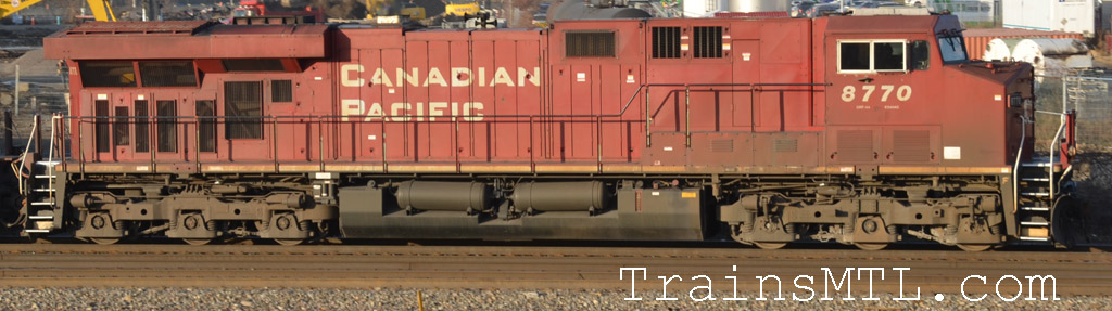 Locomotive CP8770 right side / coté droit